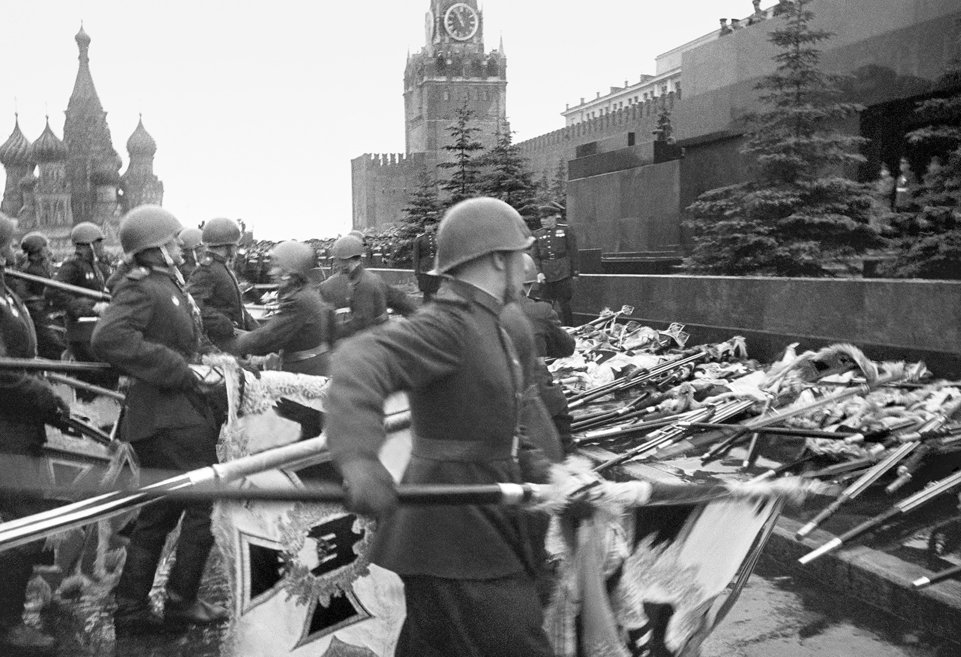 Na primeira parada, bandeiras do Terceiro Reich foram jogadas em frente ao mausoléu de Lênin.