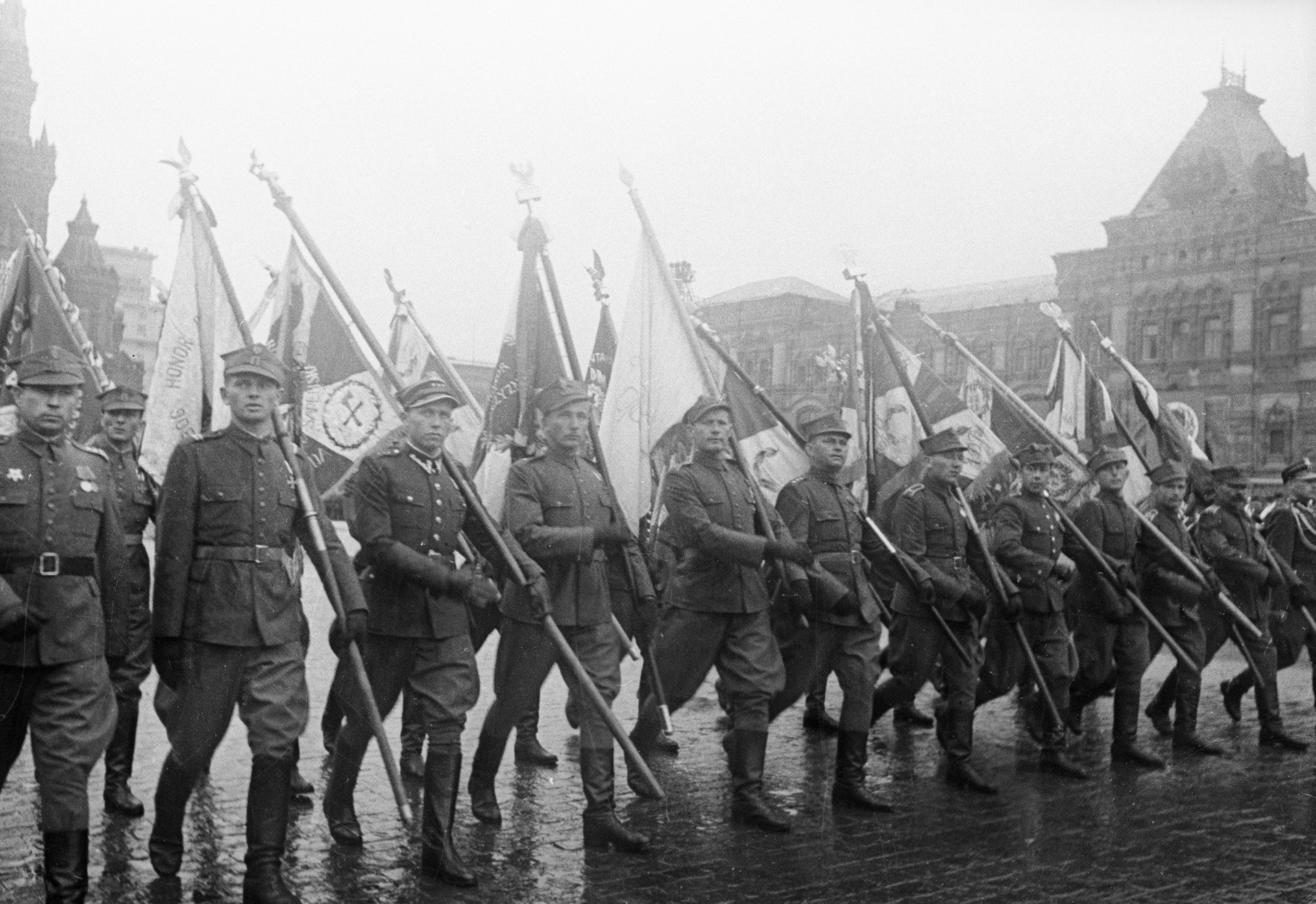 Unidades militares estrangeiras participaram das paradas do Dia da Vitória três vezes.