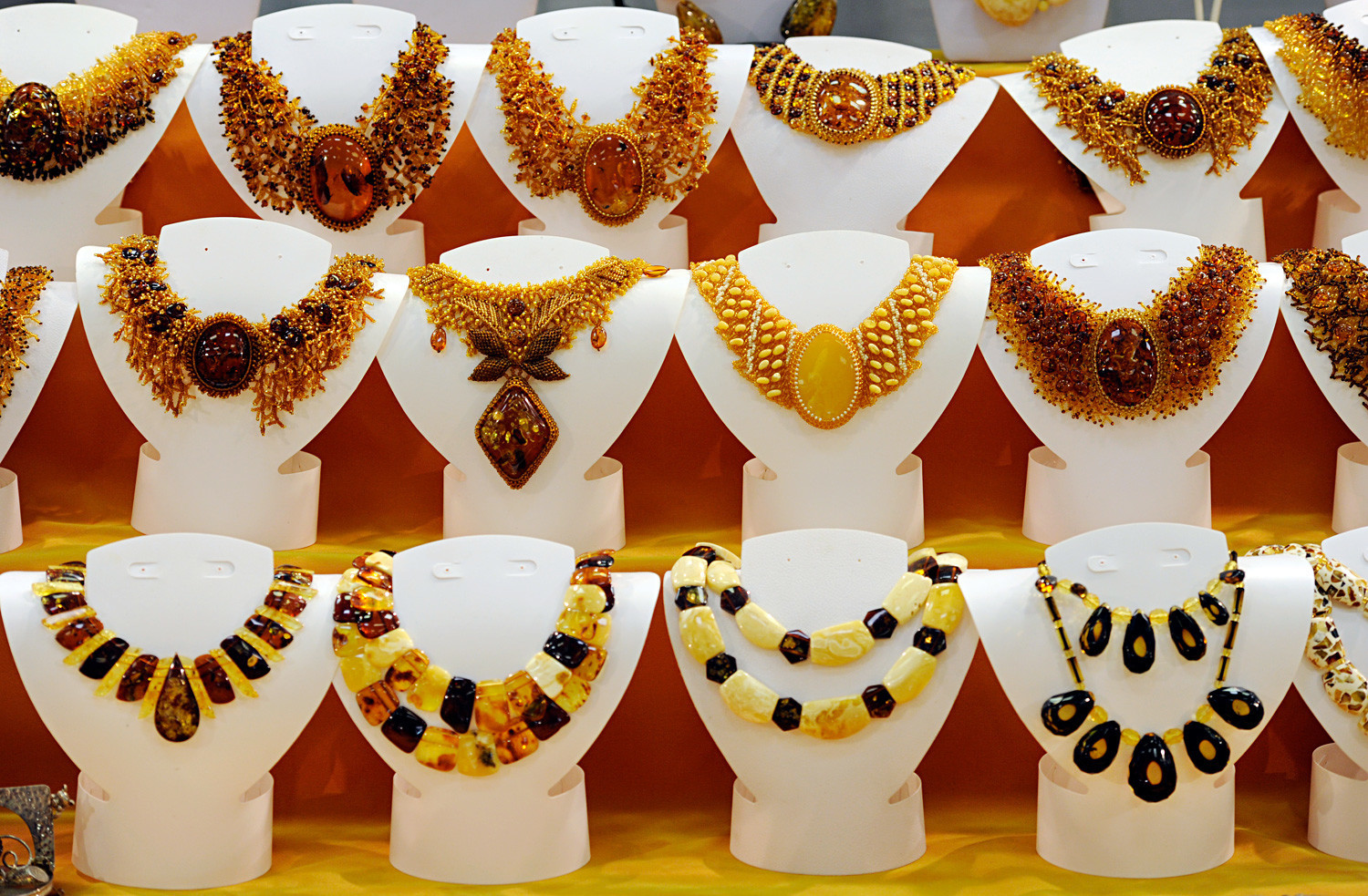 Une grande variété de colliers d'ambre