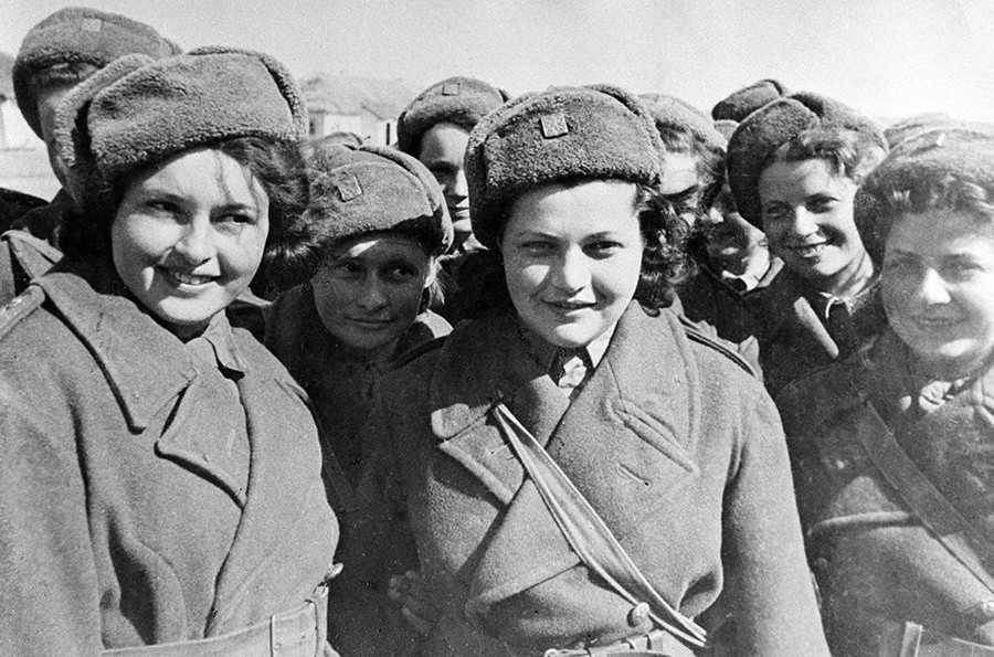 Enfermeras y señalizadoras de la unidad checa, el 1 de mayo de 1943.
