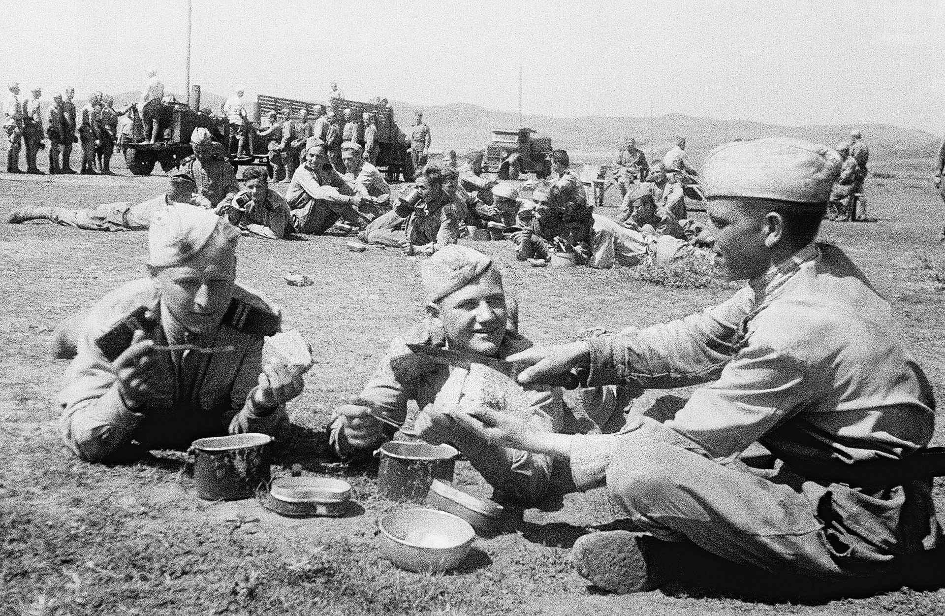 Soldiers of the 3rd Ukrainian front having dinner at the field kitchen