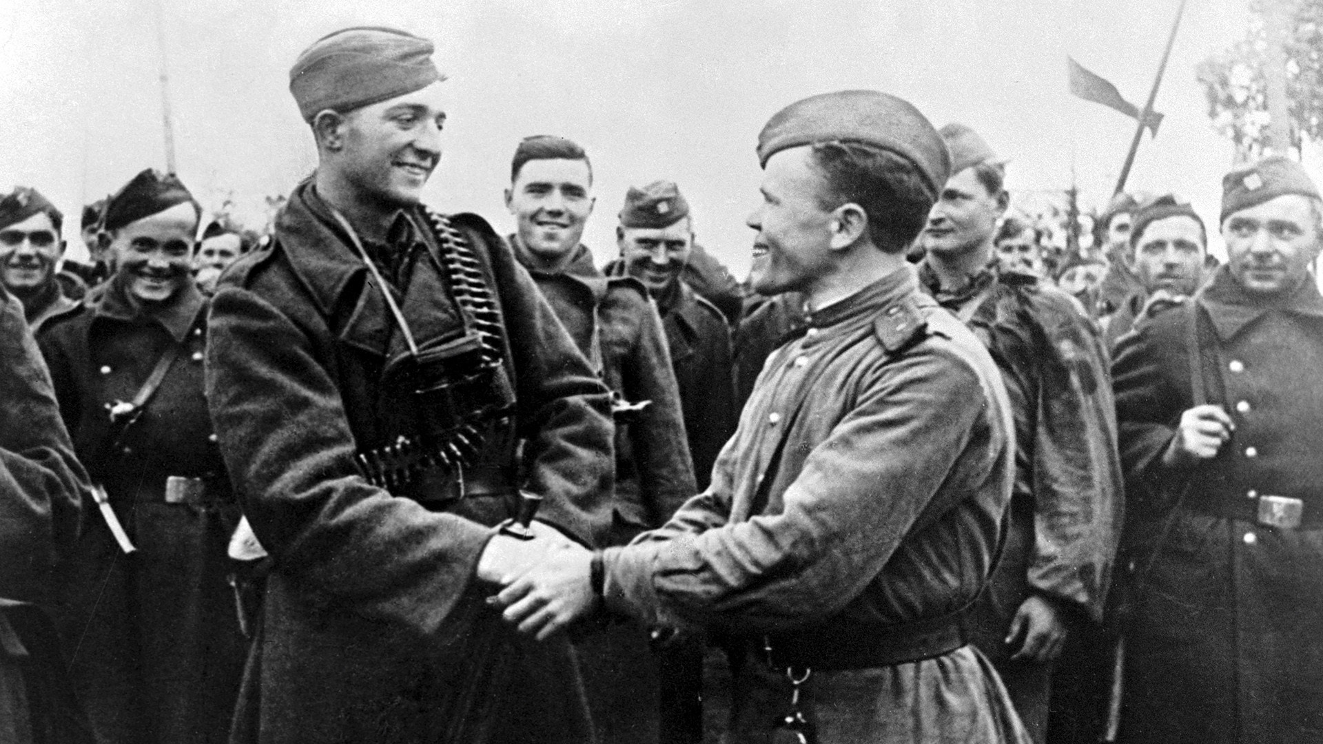 Un officier de l’Armée rouge félicite des soldats tchécoslovaques à leur retour dans leur pays d’origine. 6 octobre 1944.
