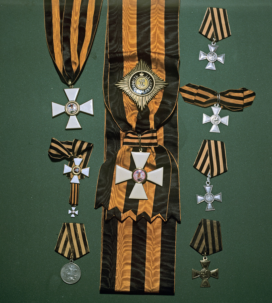 Ордени и емблеми на Свети Георги, показани на изложение на ордени.