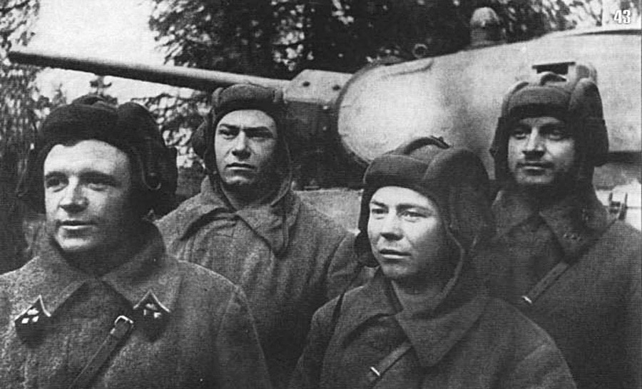 Lavrinenko (skrajno levo) in njegova tankovska posadka, oktober 1941.