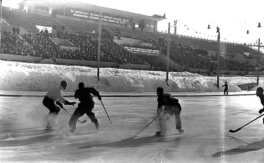 Du néant à la Super Série gloire et chute du hockey sur glace