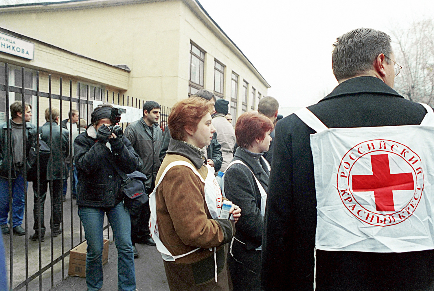 Представници Руског Црвеног крста испред Позоришног центра на Дубровки (Москва) који су 23. октобра 2002. напали чеченски терористи.