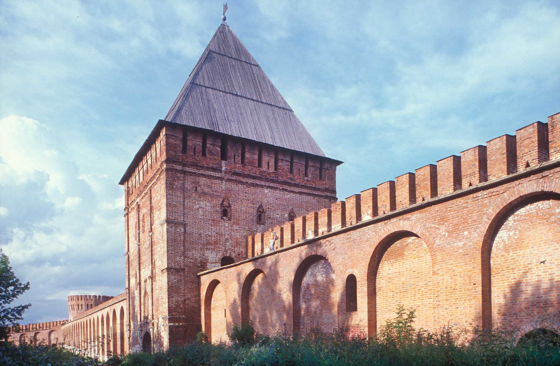 Smolensk citadel. East fortress wall with Avraamy Tower. West façade. Left background: Eagle (Oryol) Tower. July 15, 2006
