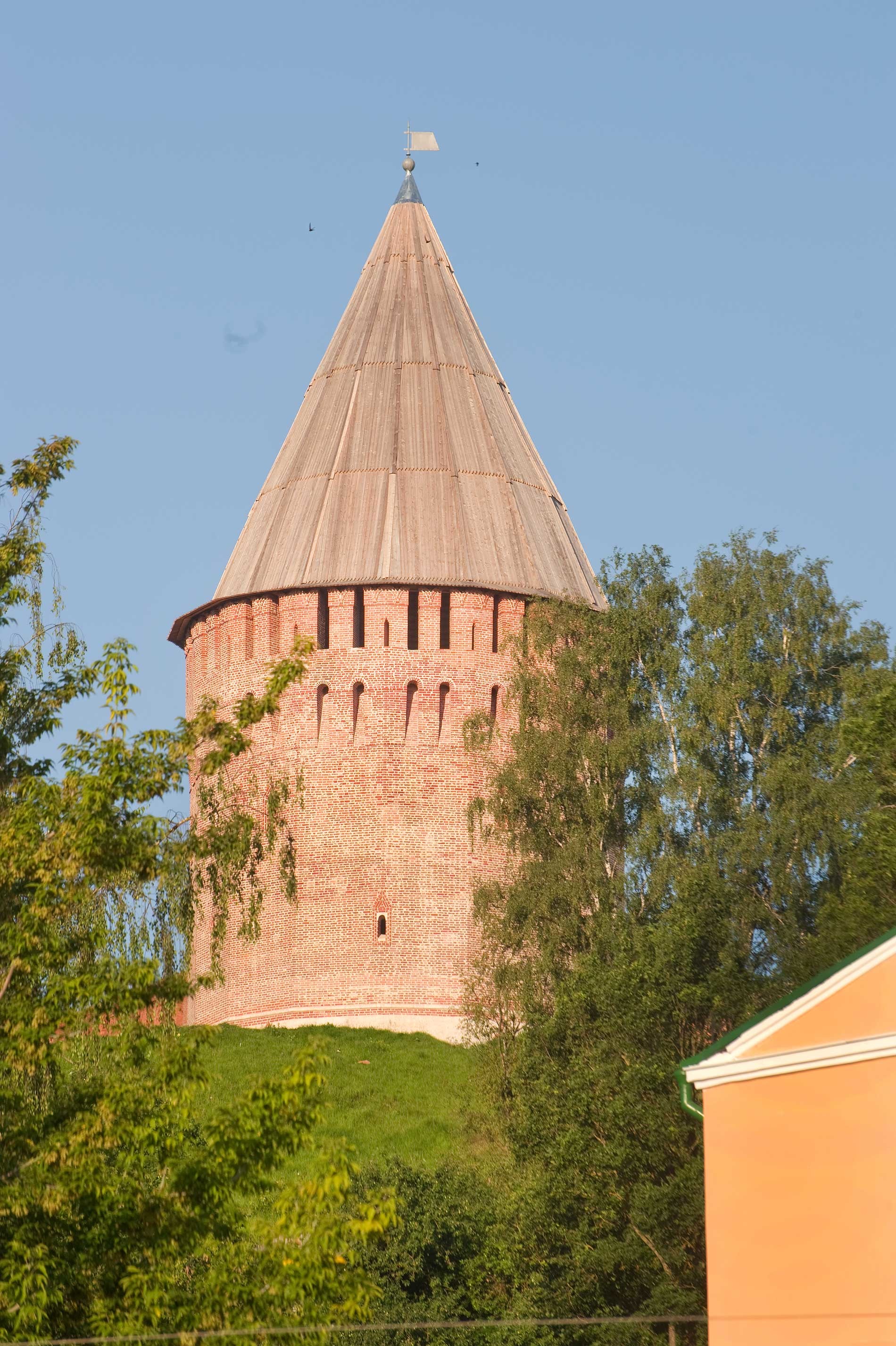 Smolensk citadel, northeast corner. Veselukha Tower, northeast view.  July 1, 2014