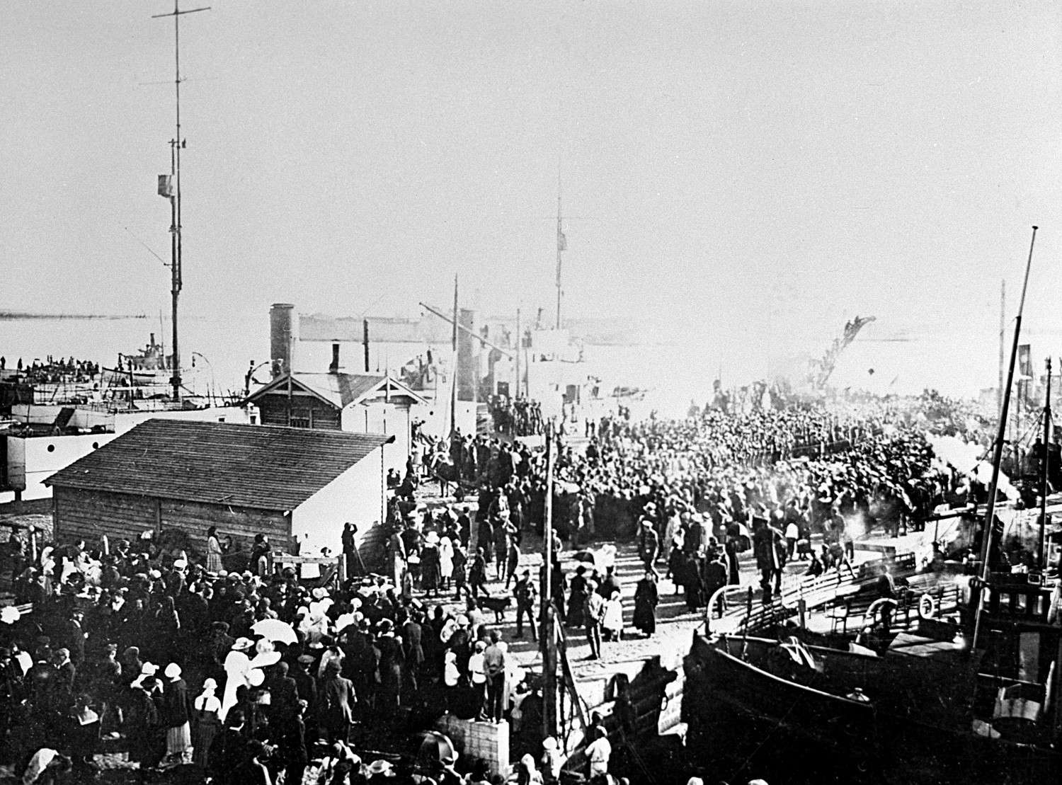 Tropas inglesas chegando ao porto de Arkhanguelsk, em 1918