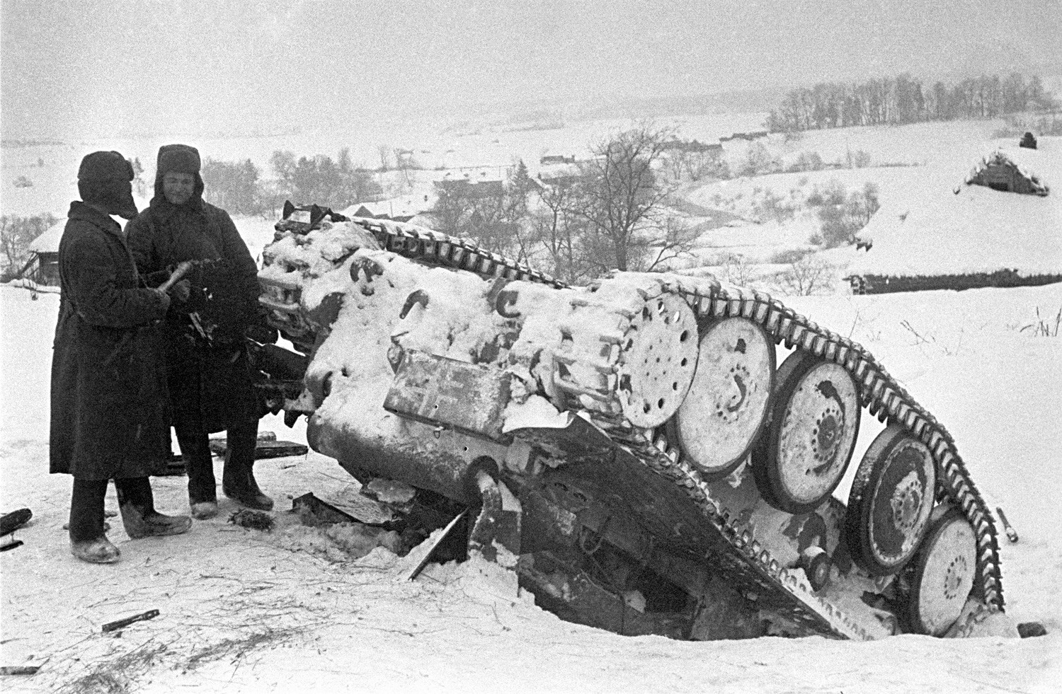 Dos soldatos soviéticos cerca de un tanque nazi destruido durante la Batalla de Mos
scú.