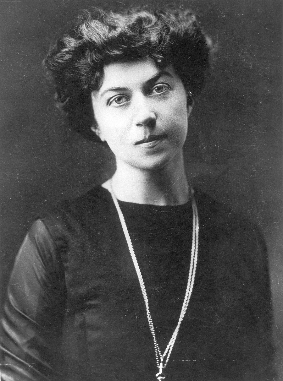 La revolucionaria Alexandra Kollontái más propagó la idea de un nuevo orden familiar entre los bolcheviques .