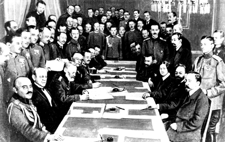 Pogajanja za sklenitev mira v Brest-Litovsku leta 1918. Nemci so desno, Rusi (boljševiki) pa na levi strani.