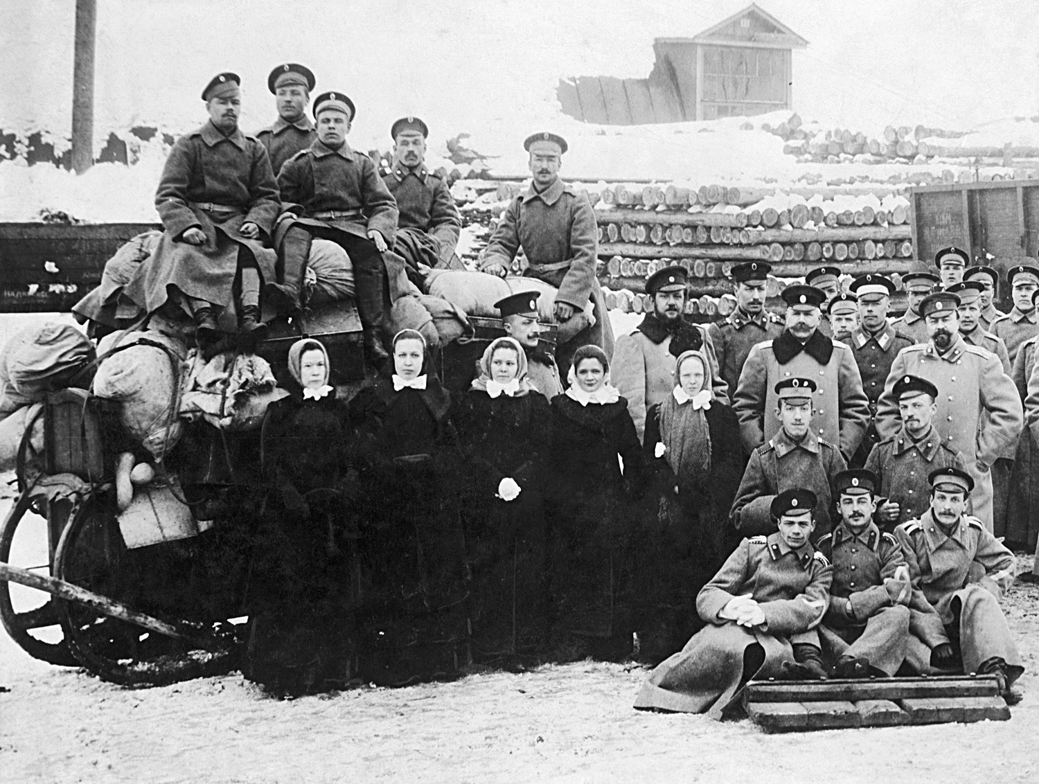 Membros de um destacamento da Cruz Vermelha russa durante a Primeira Guerra Mundial, por volta de 1915