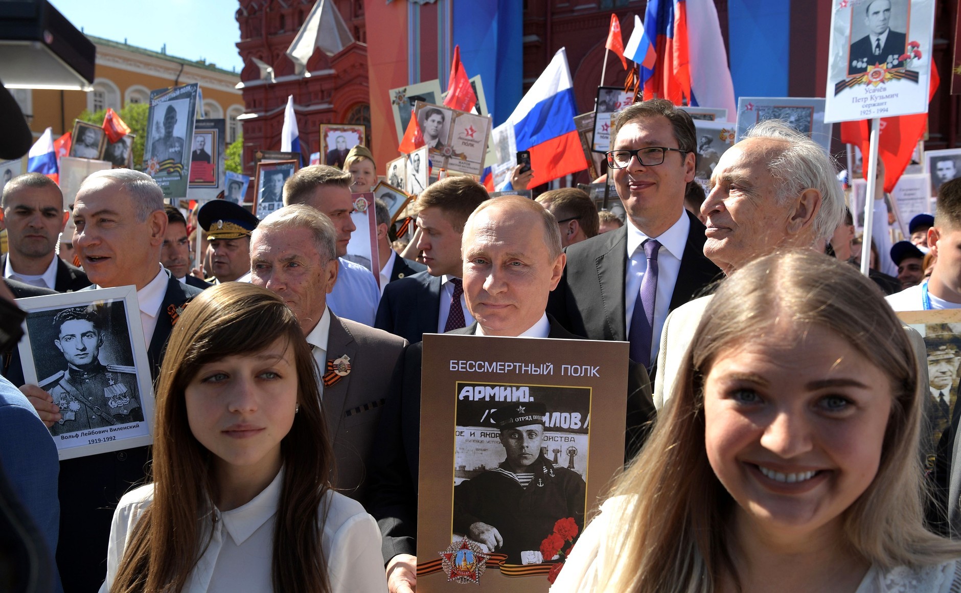 Нетанијаху, Путин, Вучић и Лановој (последњи десно) у поворци Бесмртног пука у Москви 9. маја 2018. 