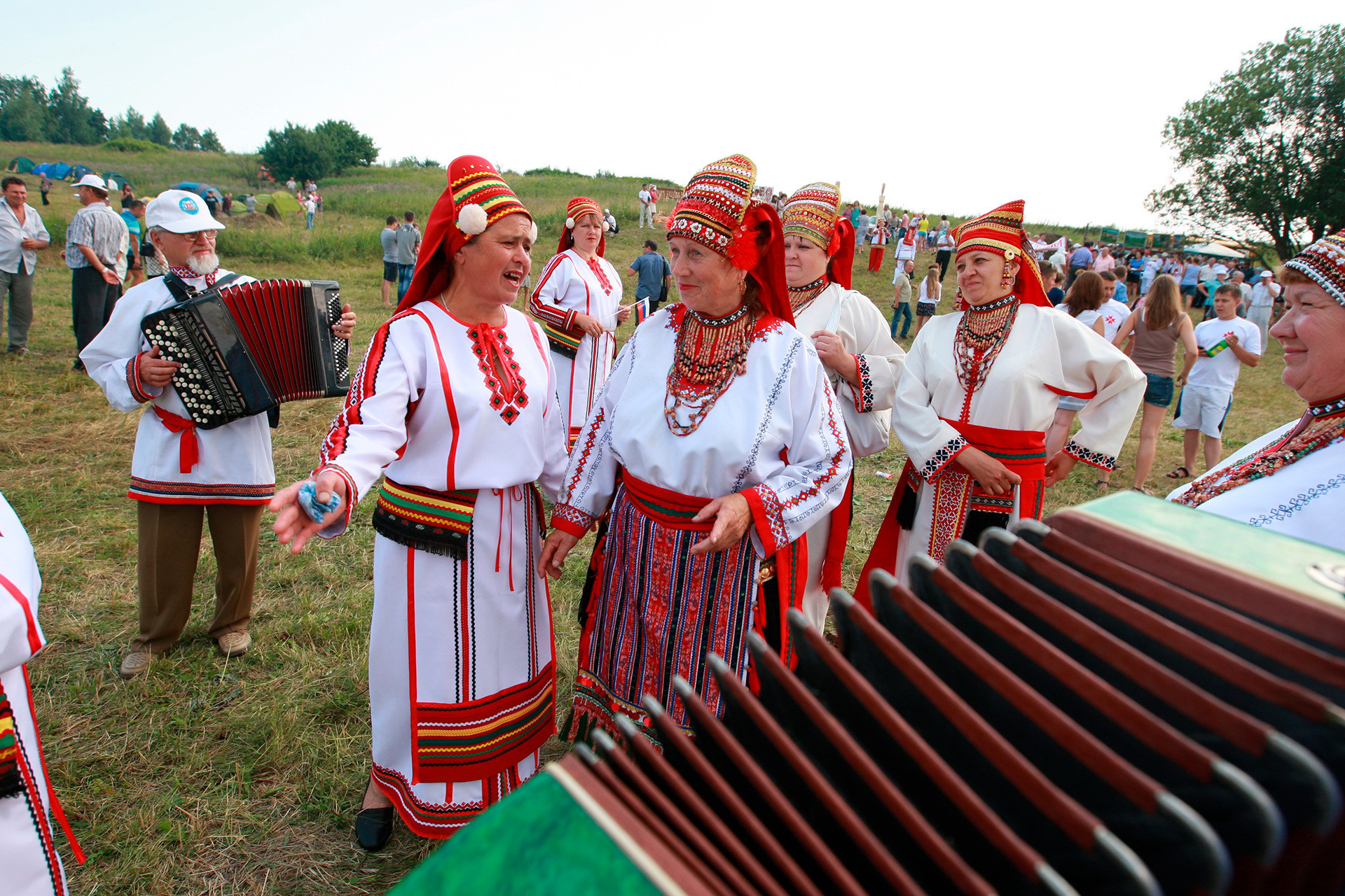Penduduk desa Chukaly di festival tradisi. Republik Mordovia