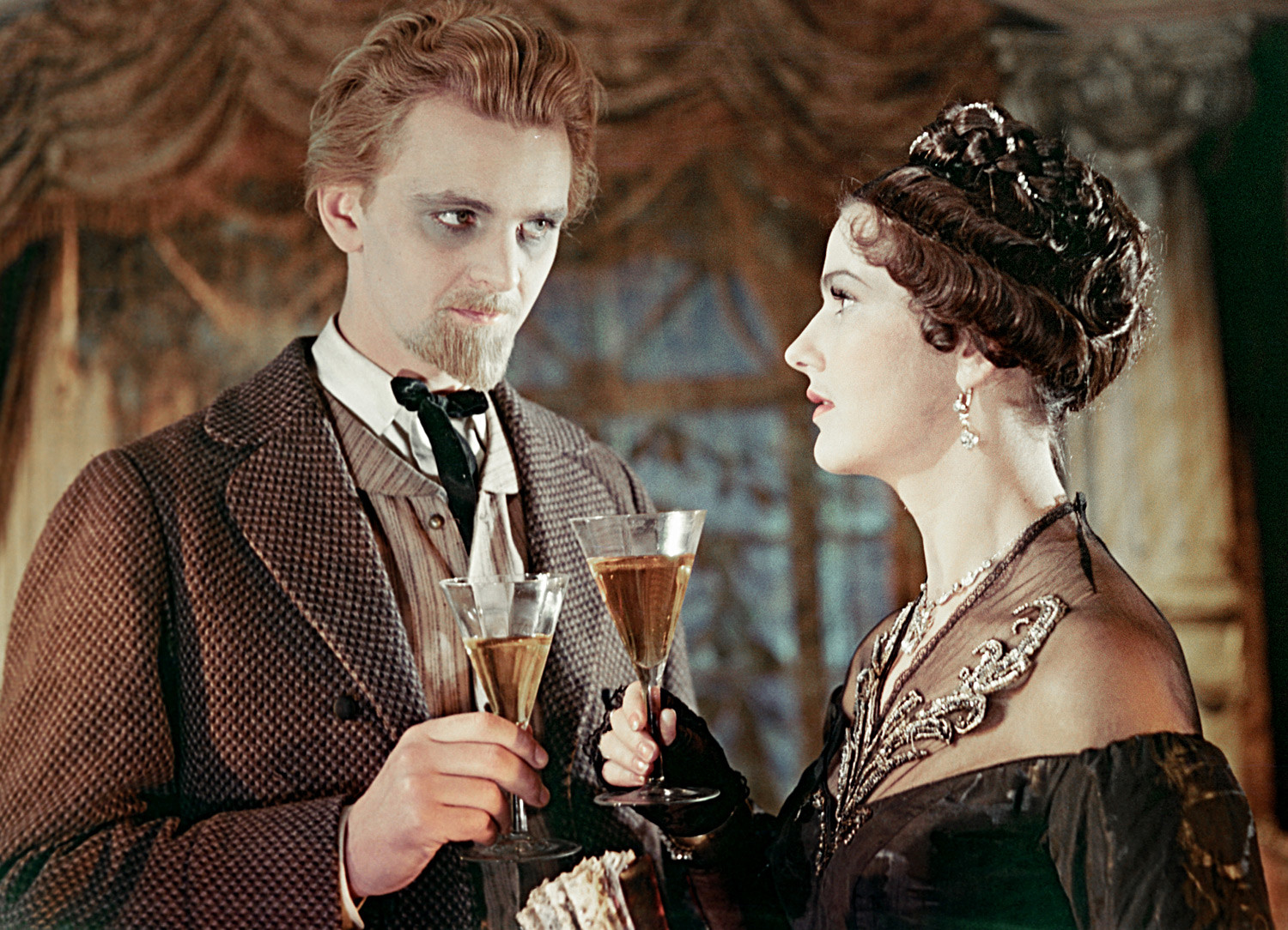 Јуриј Јаковљев како кнез Мишкин и Јулија Борисова као Настасја Филиповна у филму снимљеном 1958.