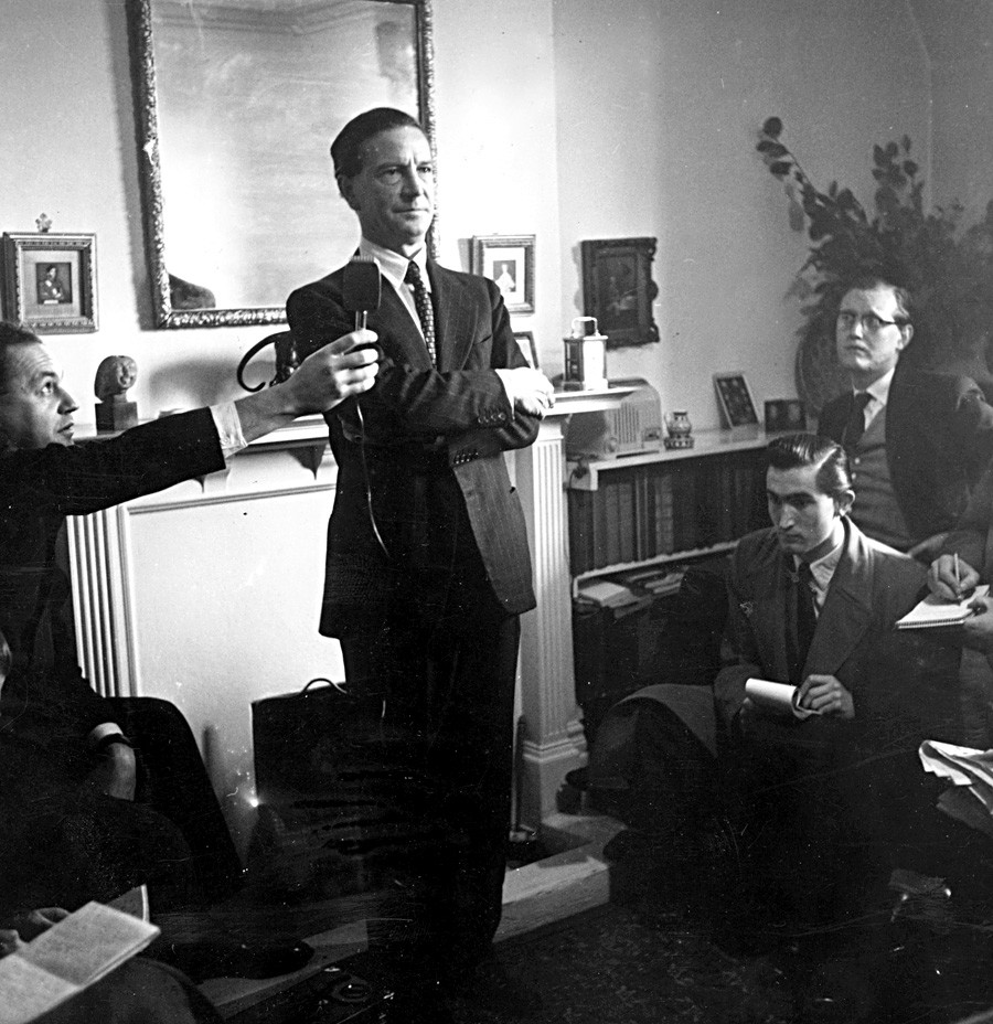 Британски обавештајац и совјетски шпијун Ким Филби (Харолд Адријан Расел Филби, 1912-1988.) на конференцији за штампу када га је Харолд Макмилан ослободио оптужби за шпијунажу.