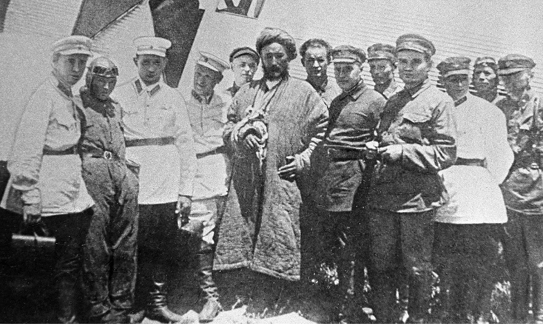 Skupina sovjetskih oficirjev OGPU z ujetim Ibrahimom Bekom (v sredini), vodjo uporniških Basmačijev.