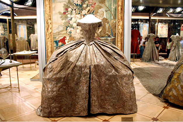 Poročna obleka Katarine Velike, ki se danes nahaja v orožarni moskovskega Kremlja. 