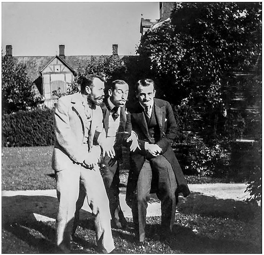Nicolas II (à gauche) plaisantant avec ses amis, et notamment le prince Nicolas de Grèce (à droite).