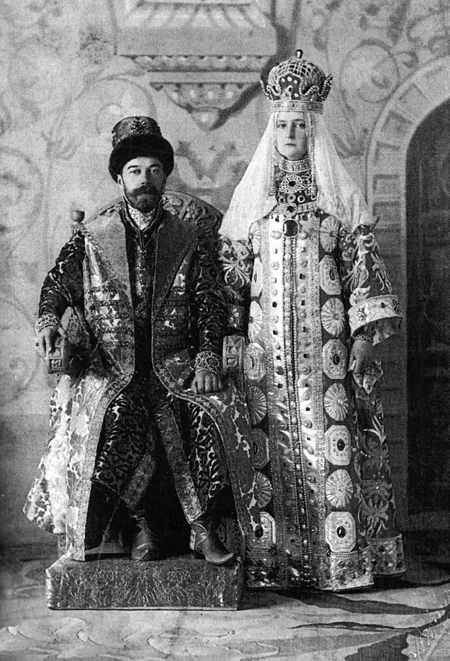 Nicolau 2º e Aleksandra Fiodorovna (Alix de Hesse) em trajes russos. 1913, Celebração do 300º aniversário da dinastia Romanov
