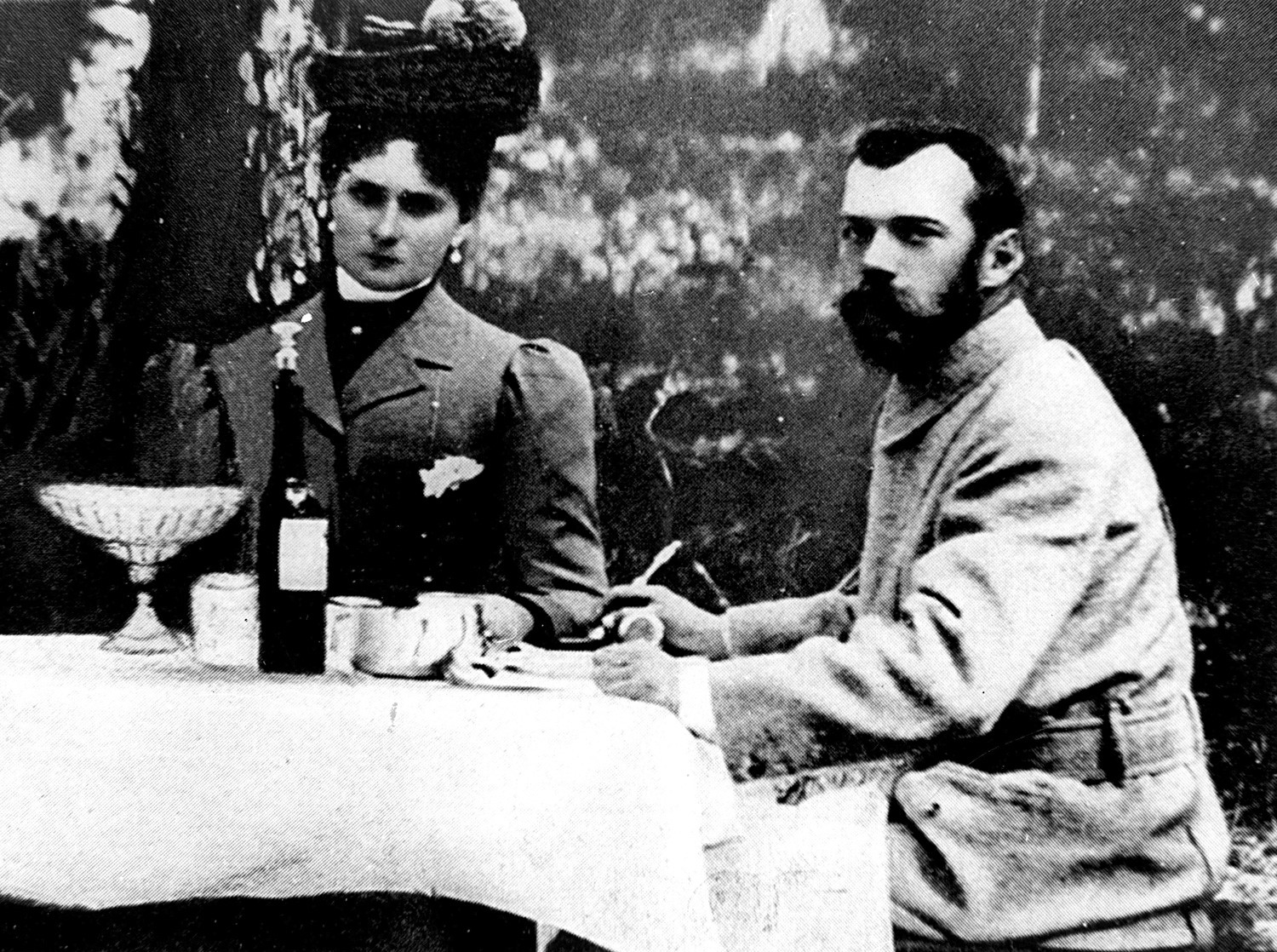 Lo zar Nicola II e la moglie Aleksandra Fyodorovna a tavola