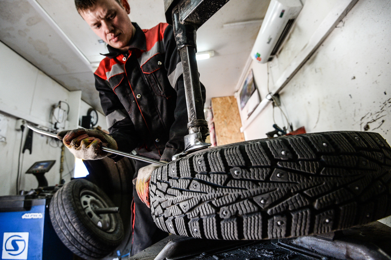 Replacement of a rubber on a tire at a tire service center in Veliky Novgorod