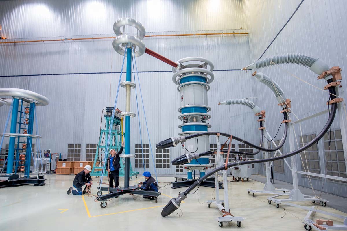 In Woronesch eröffnete Siemens im Jahr 2012 eine Fabrik für Transformatoren. Sie werden nicht nur in mobilen Umspannwerken und Lokomotiven, sondern auch als Komponenten für Stromnetze eingesetzt. Im Bild:  Vorbereitung zum Testen der Ausrüstung unter Hochspannung.