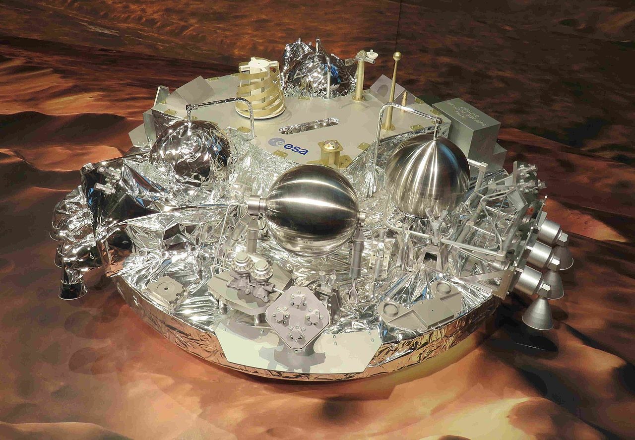 Model sonde ExoMars Schiaparelli, ki je na Zemljo uspela poslati 600 MB podatkov, a je doživela trd pristanek na Marsu.