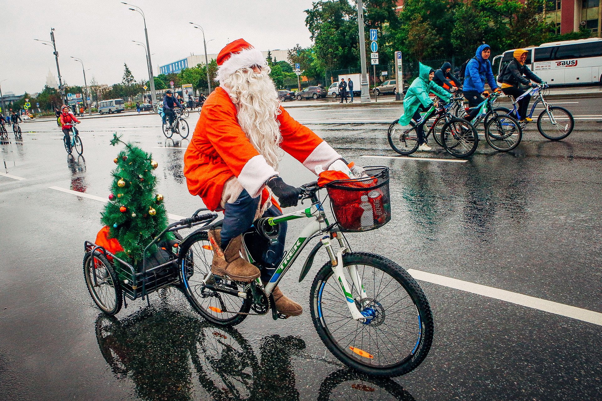 Heavy rain in Moscow fails to dampen cyclists' spirits (Photos