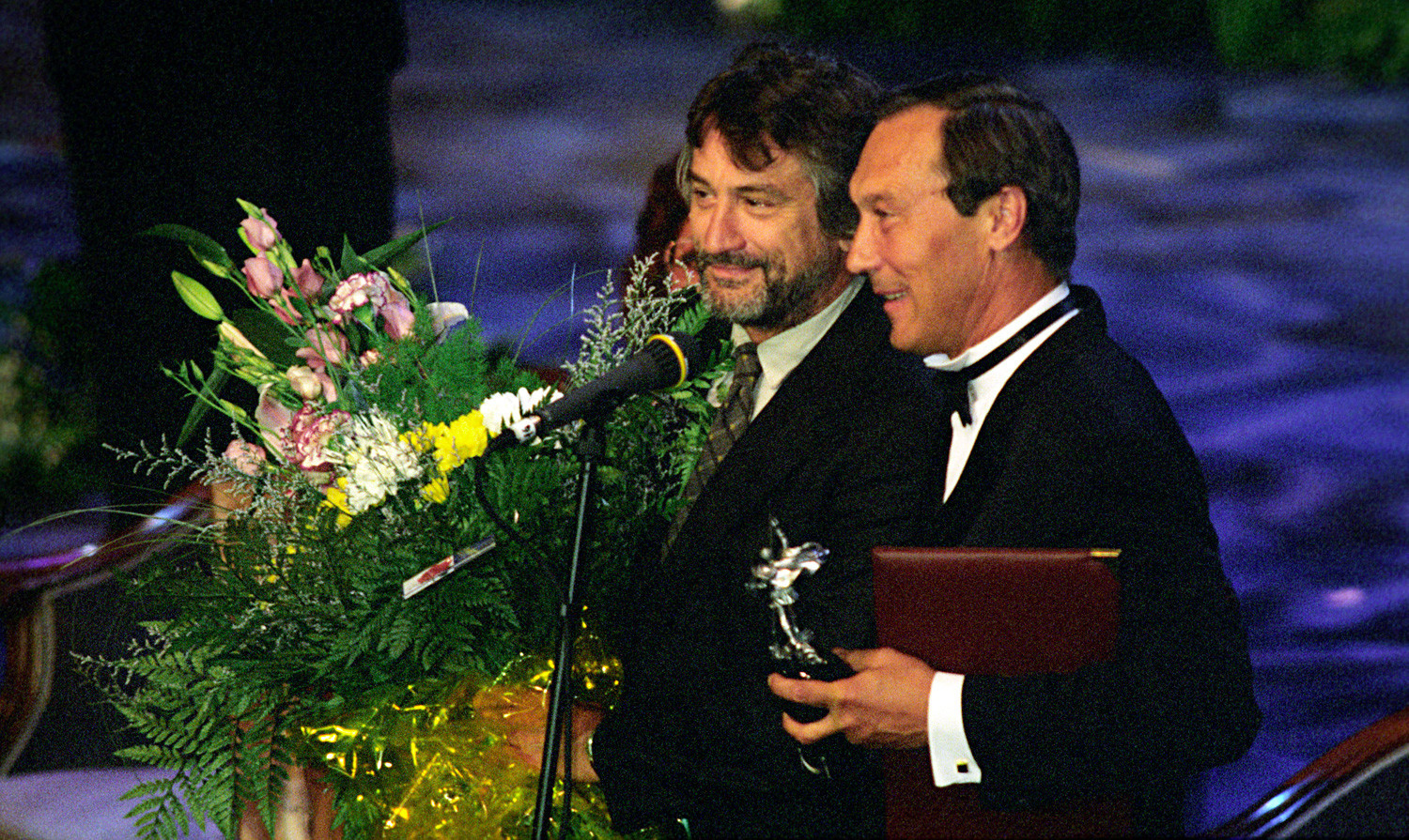 Robert de Niro e Oleg Iankovski na cerimônia de encerramento do 20º Festival Internacional de Cinema de Moscou, em 1997