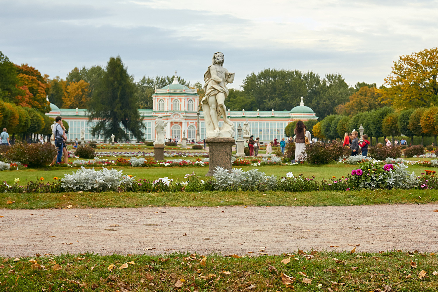 Parque em frente ao Orangerie, na propriedade de Kuskovo, em Moscou, Rússia. O parque é listado como herança cultural da Rússia.