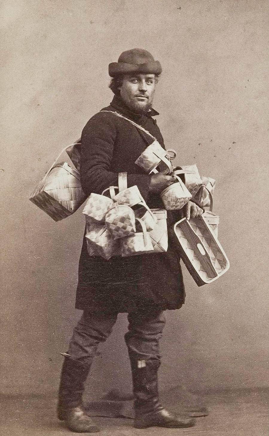 Vendedor ambulante com caixas de casca de bétula