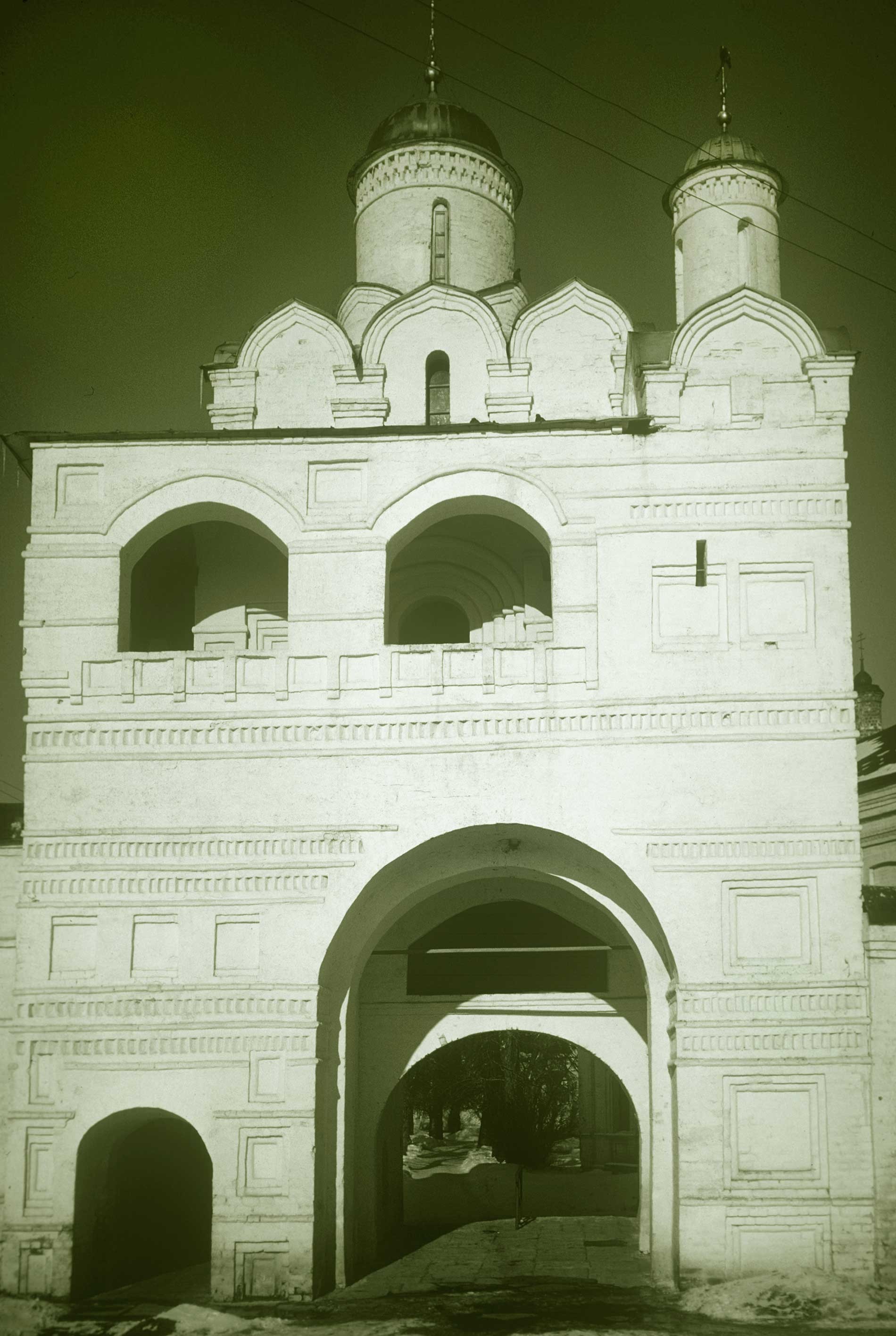 Intercession Convent. Gate Church of Annunciation, south view. Photograph: March 5, 1972.
