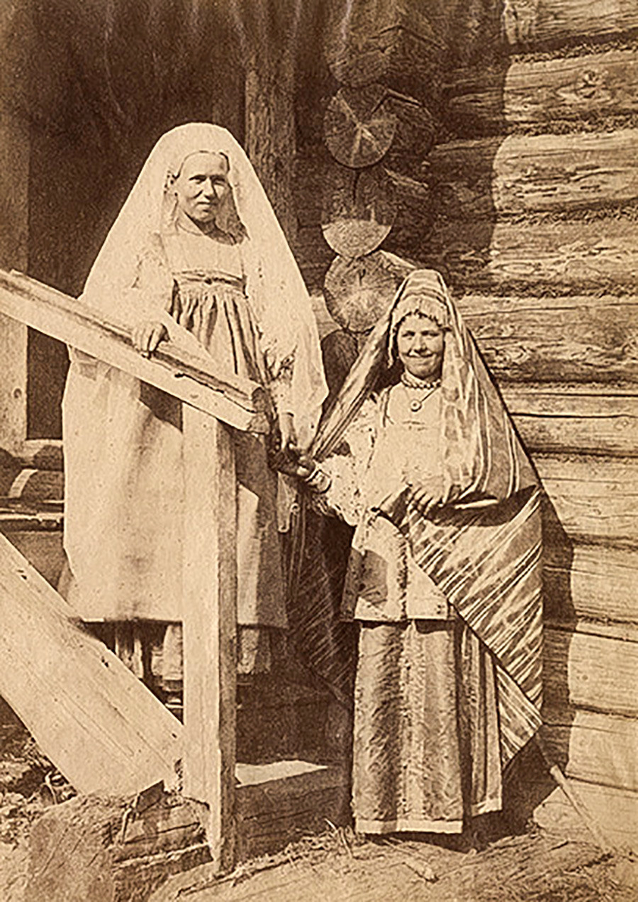 祭りの衣装を着た少女と既婚女性