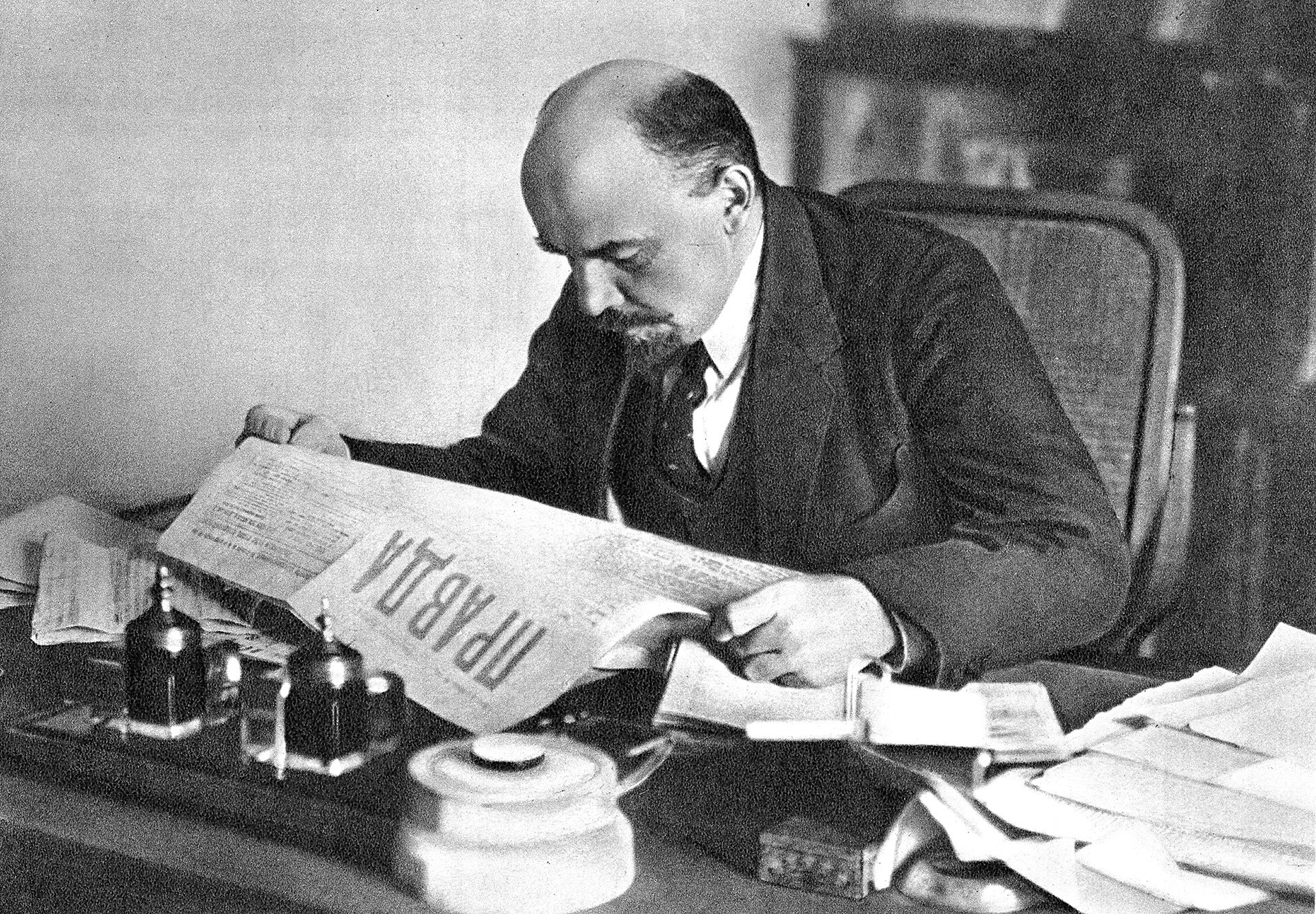 Lenin lee el diario ‘Pravda’.