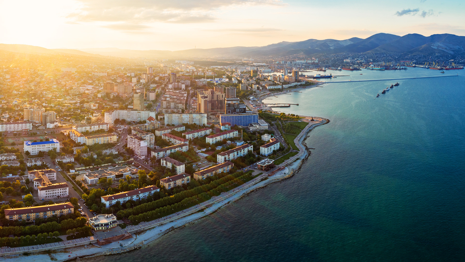 ジオタグ：黒海にあるロシアでもっとも忙しい港湾都市、ノヴォロシースクは生活しにくいところなのか？ ロシア・ビヨンド