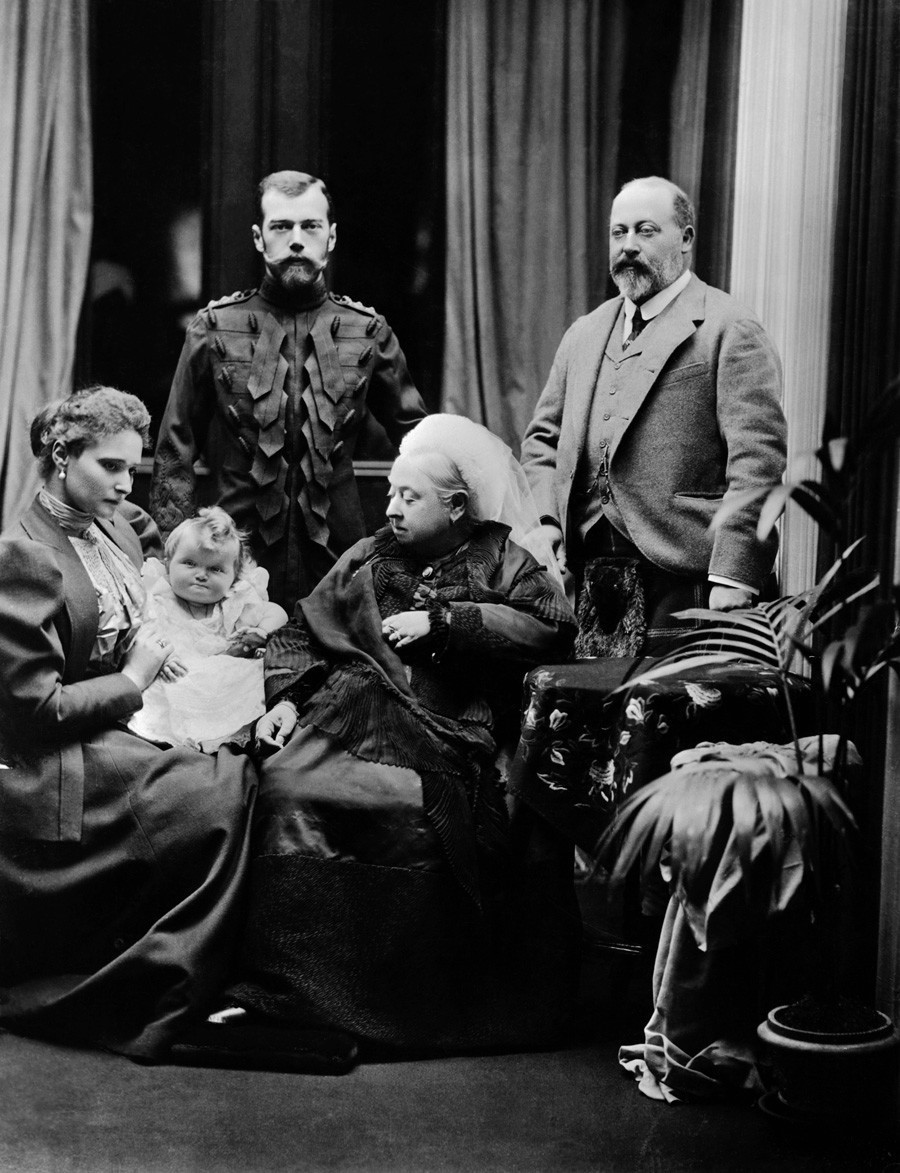 Ruska carica Aleksandra Fjodorovna (v rokah drži kneginjo Olgo), Nikolaj II. v uniformi Kraljevskega polka škotskih dragoncev, britanska kraljica Viktorija in vojvoda Velški Albert Edward. Grad Balmoral, Škotska, 1896.
