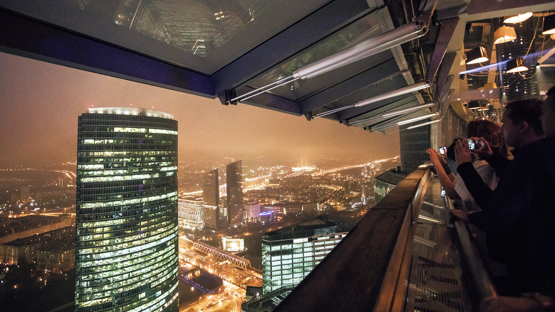Панорама ноћне Москве с једне од кула бизнис центра „Москва Сити“