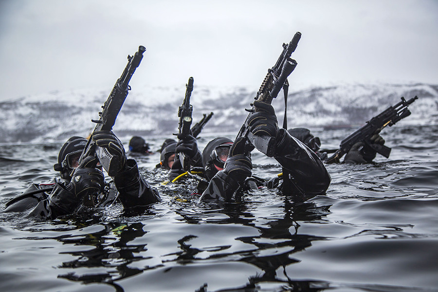 Miembros de la Guardia Nacional de Rusia operando bajo el agua antes de asaltar el buque.