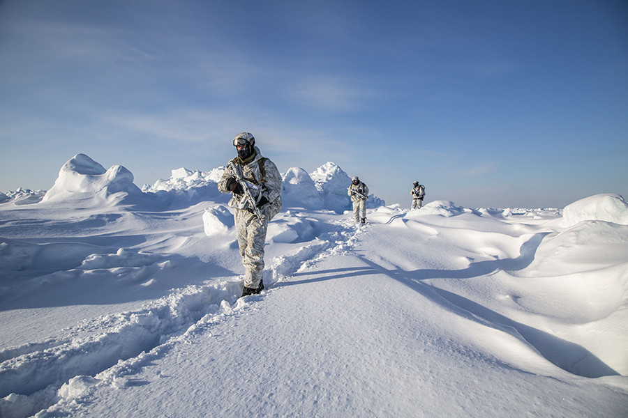 Miembros de la Guardia Nacional de Rusia durante un ejercicio de operaciones de campo en condiciones de desierto ártico.