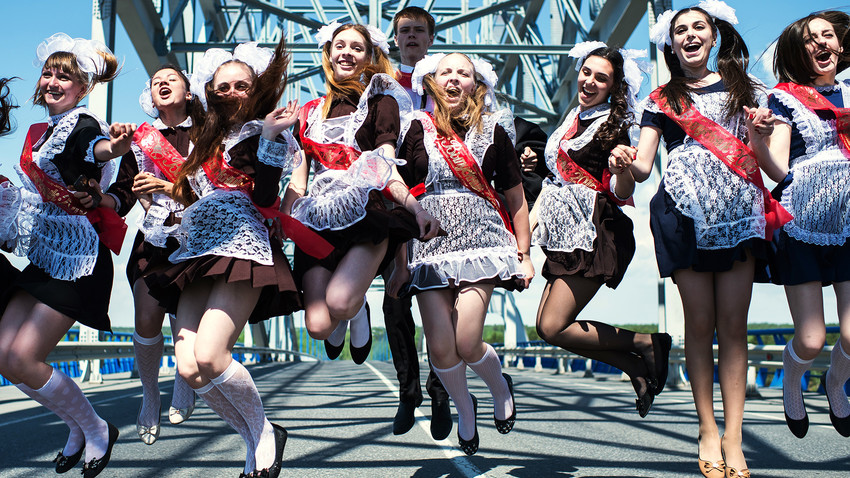 Formandos durante a celebração do “Último Sino” na cidade de Tara, na região de Omsk.