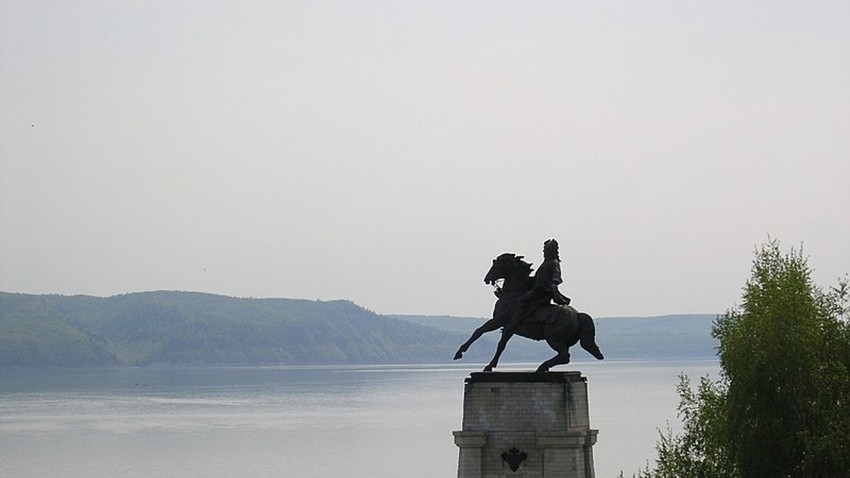 Spomenik Vasiliju Tatiščevu, ustanovitelju mesta