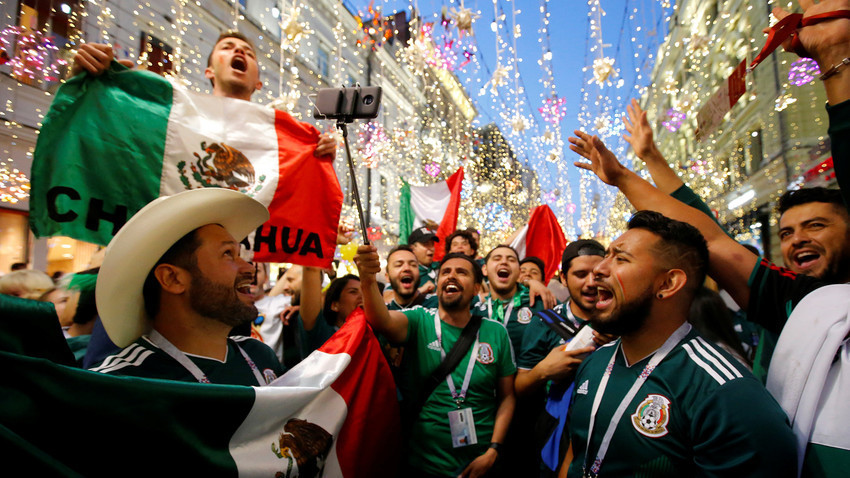 Навивачи на Мексико ја слават победата на московските улици