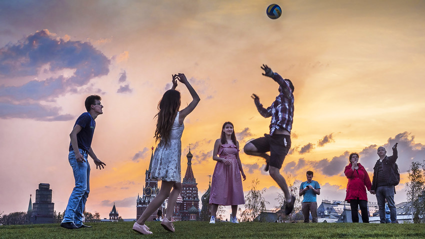 Русија, Москва. Људи играју одбојку близу зидина Кремља, парк Зарјадје.