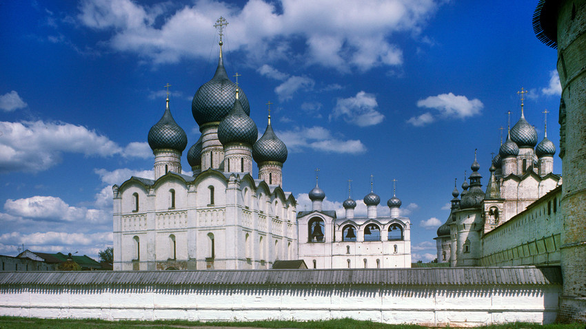 Rostov kremlin, west wall. From Left: Dormition Cathedral, belfry, north wall with towers & Church of Resurrection over North Gate. West view. June 28, 1995.