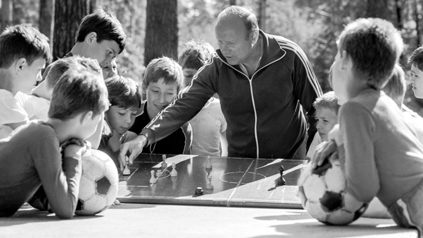 1. julij 1987. Eduard Strelcov poučuje mlade igralce. 