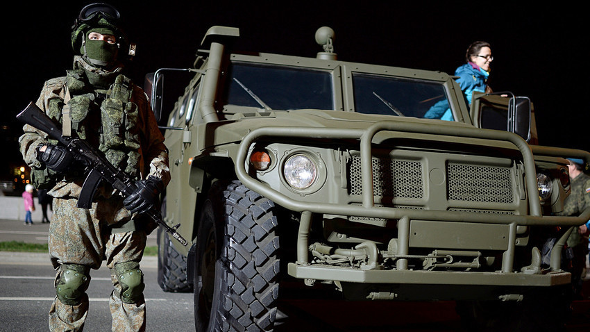 Seorang tentara berdiri di sebelah kendaraan GAZ 2330 Tigr selama Festival Tentara Rusia di Moskow.