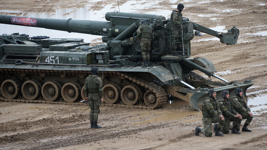 Војници на 2С7 „Пион“ (С7М „Мaлка“), самоходном оруђу на приказу у оквиру Трећег међународног војнотехничког форума „Армија 2017“ у Московској области.