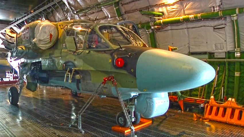 Ка-52 „Алигатор“ во транспортниот отсек на авионот Ан-124 „Руслан“ пред полетувањето